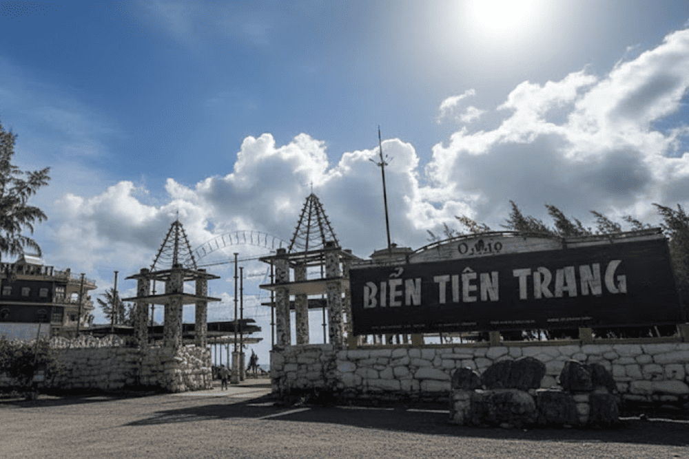 Biển Ti&ecirc;n Trang c&oacute; đường bờ biển d&agrave;i, chưa bị thương mại h&oacute;a.